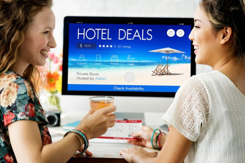 How Hospitality Businesses Use Digital Displays to Upsell