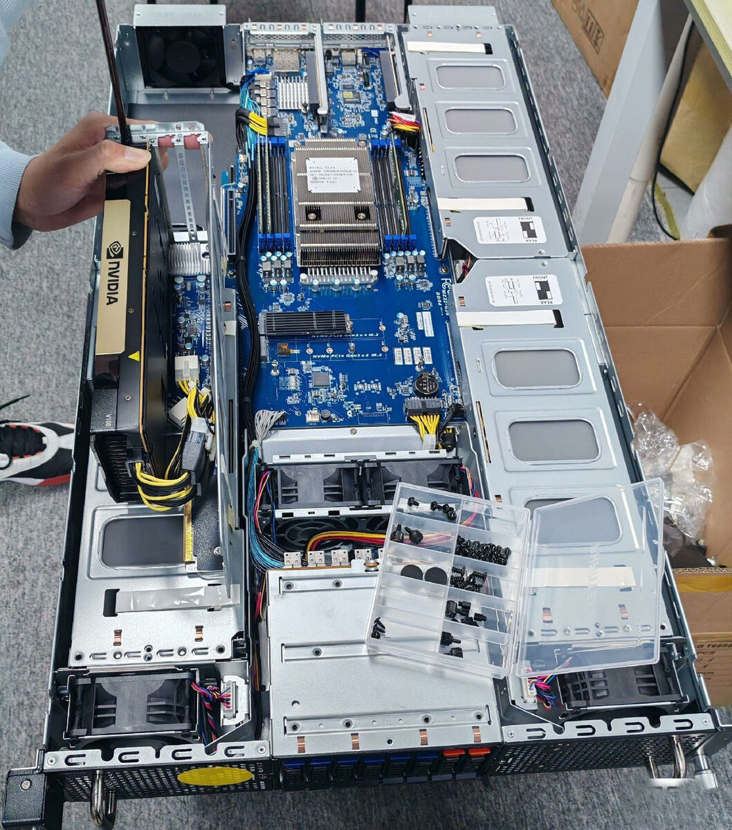 Processeur serveur AMD EPYC 7303 à seize cœurs