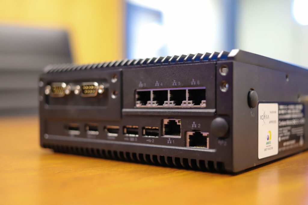 Ordinateur de bureau Lenovo ThinkEdge SE50 Core i7 8665UE 16 Go SSD 256 Go Ubuntu