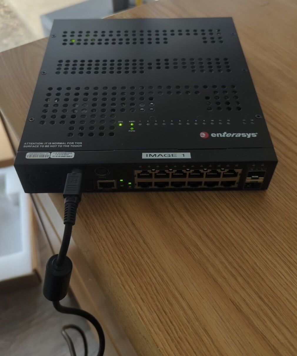 Kit de montage mural Extreme Networks XN-WMKIT-004 pour commutateurs ISW