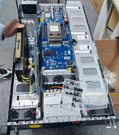 Processeur serveur AMD EPYC 7303 à seize cœurs