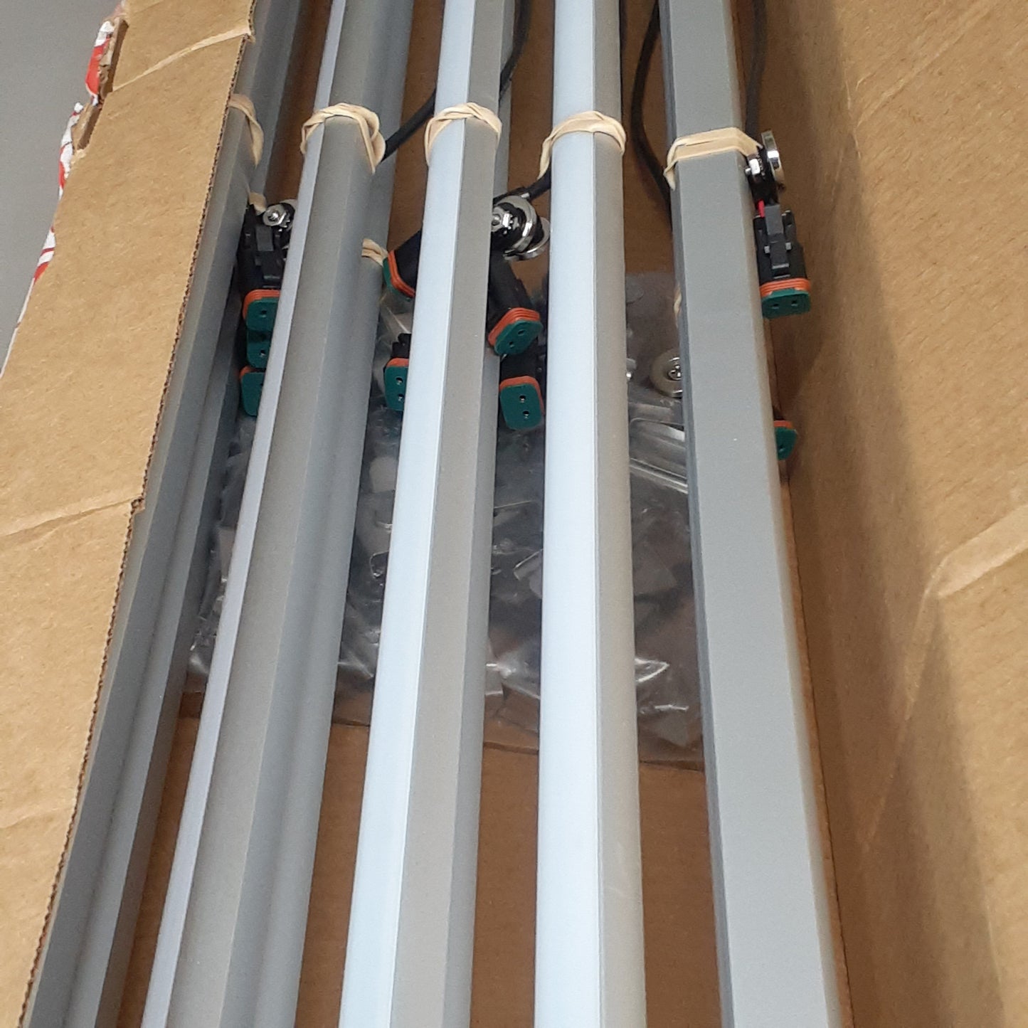 I2SYSTEMS (10 PACK) Indoor LED Linear Lighting System 48” with Wall Mounts E465738 (New)
