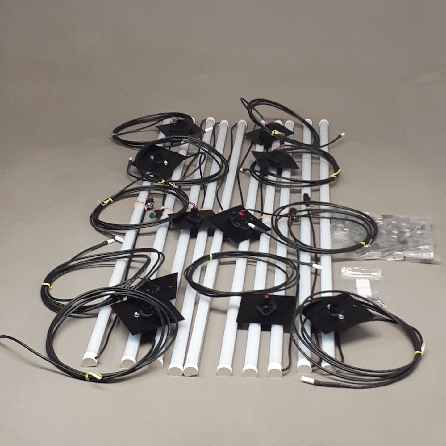 I2SYSTEMS (10 PACK) Indoor LED Linear Lighting System 48” with Wall Mounts E465738 (New)