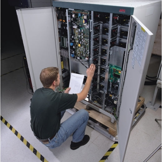 Mise à niveau de garantie APC 1 an, intervention 8 h/24, 7 j/7 (41–150 kVA)